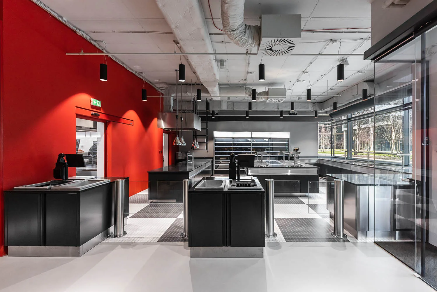 Architektura otevřen&eacute; kuchyně s červenou stěnou