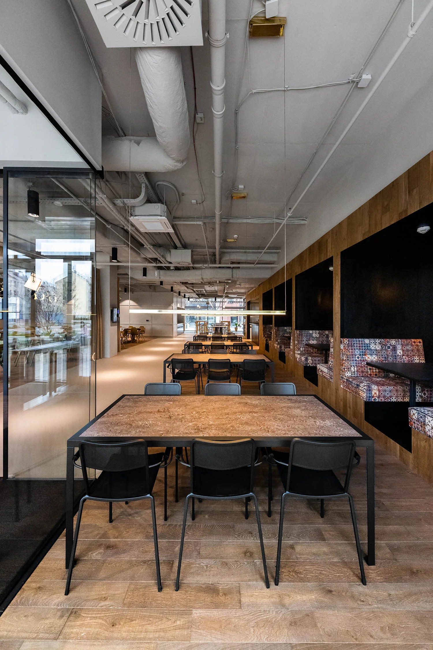 Klidn&aacute; č&aacute;st restaurace s čalouněn&yacute;mi boxy