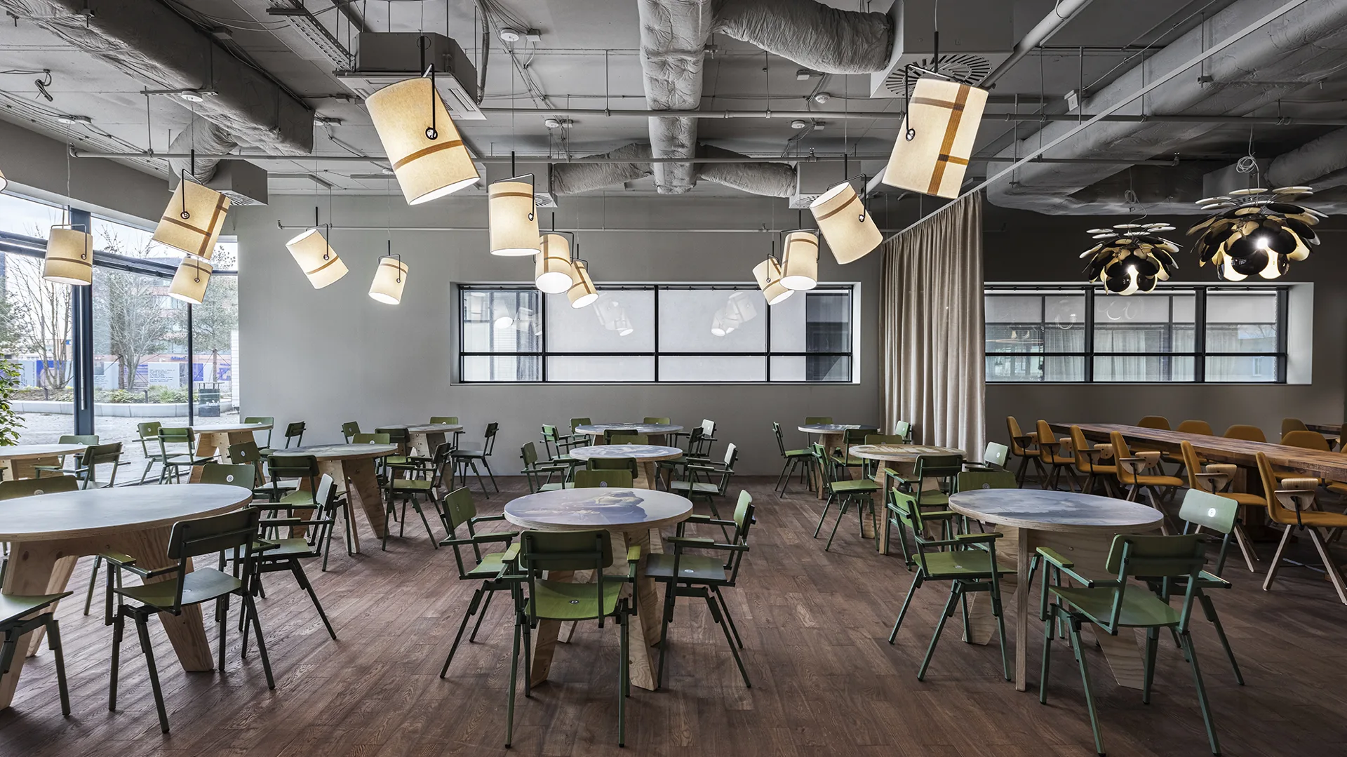 Pohled do prostřed&iacute; otevřen&eacute; restaurace